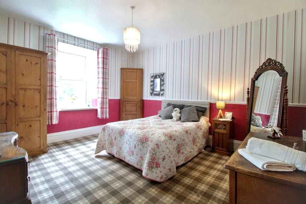 Double bedroom with period proportions